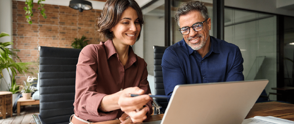 Deve fazer a alteração do pacto social da empresa através de processos legais, se mudar de sede ou aumentar o número de sócios.